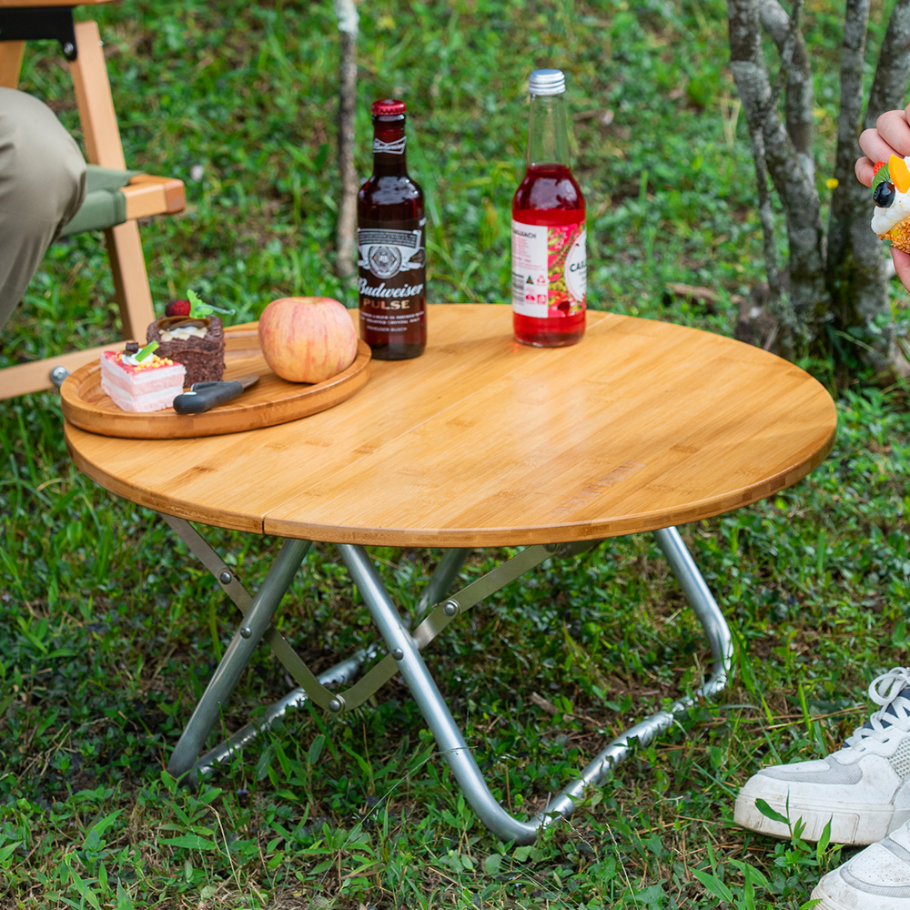 Folding round camping table